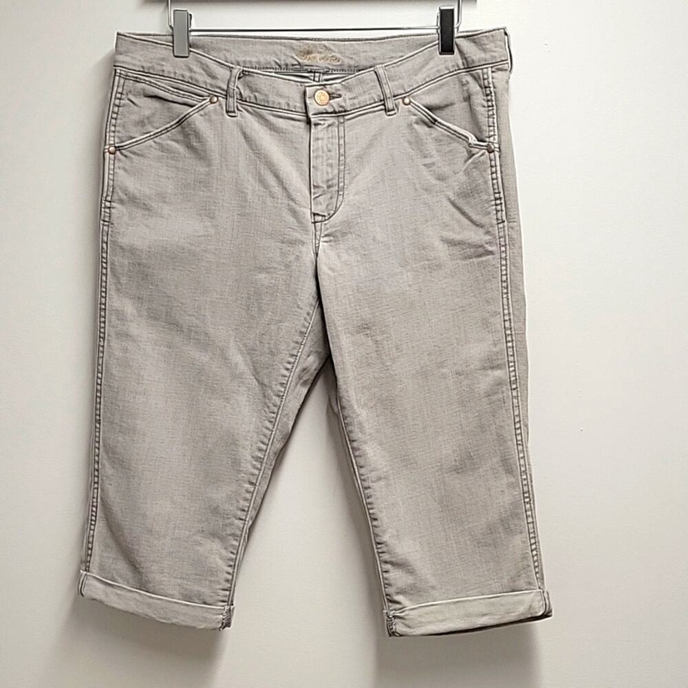 the diva Light Gray Five Pocket Stretch Denim Capri Pants/Jeans Size 12